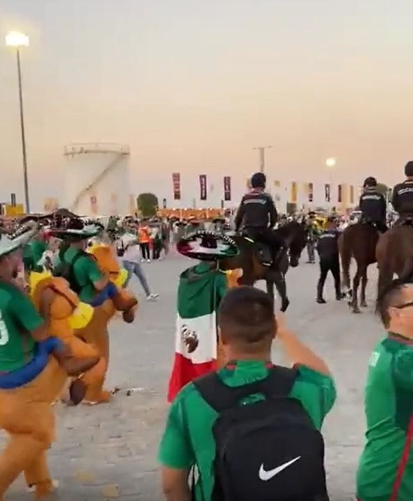 Mexicanos "cabalgan" en Qatar