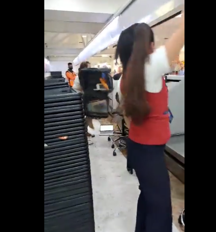 Pasajera se altera y agrede a todos en el aeropuerto