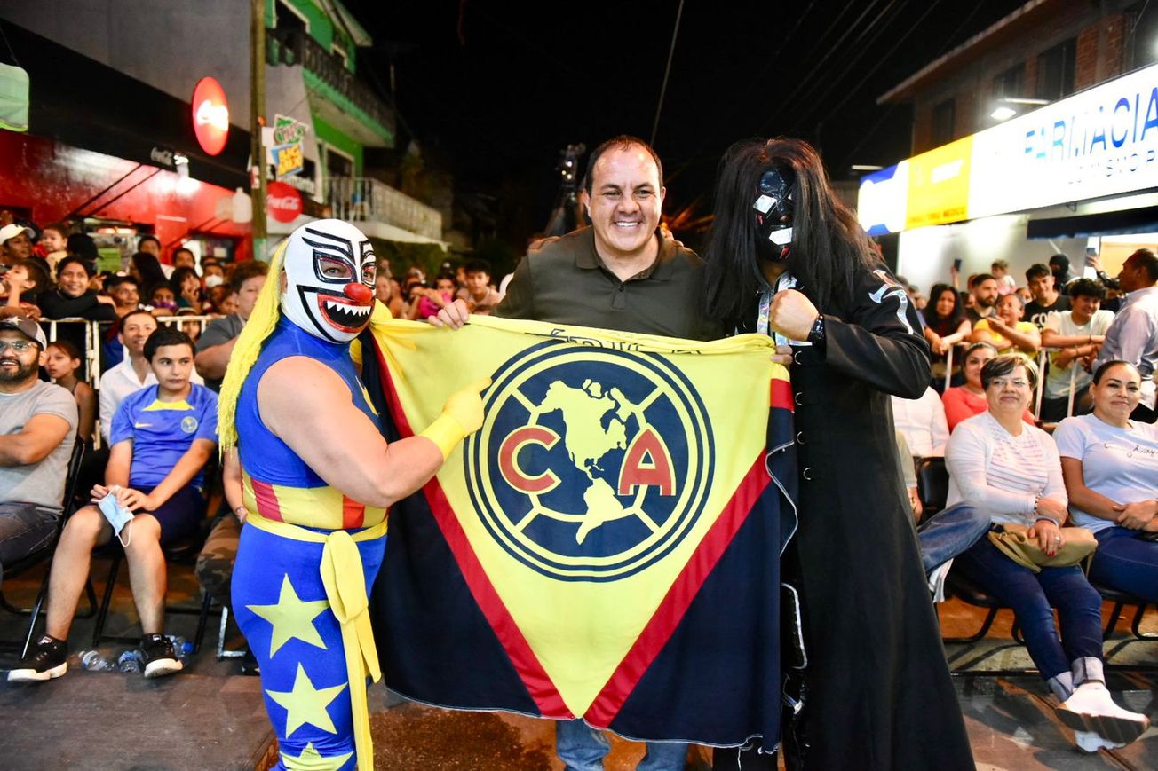 Asiste Cuauhtémoc Blanco a función de lucha libre en la Barona