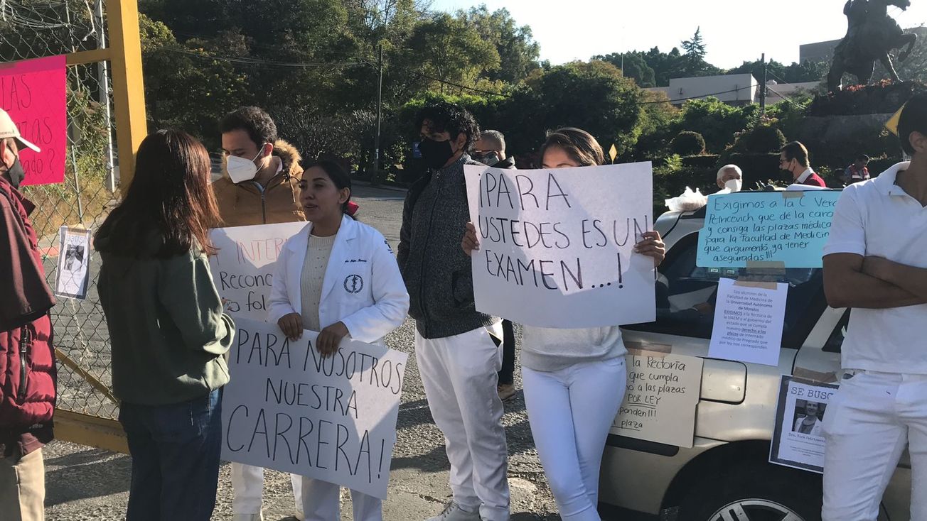 Exigen estudiantes de Medicina de la UAEM liberación de plazas