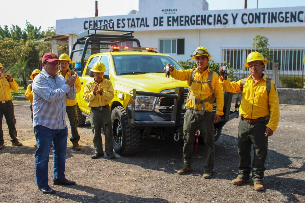 Entrega SDS dos nuevas camionetas de combate de incendios