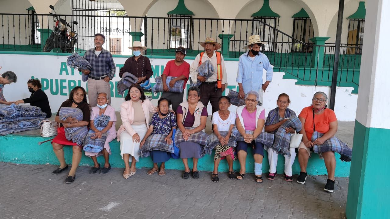 Entregan cobijas a personas de la tercera edad en Xochitepec