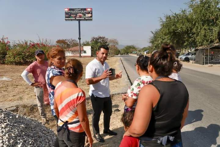 Continúan trabajos de embellecimiento de jardineras en Xochitepec
