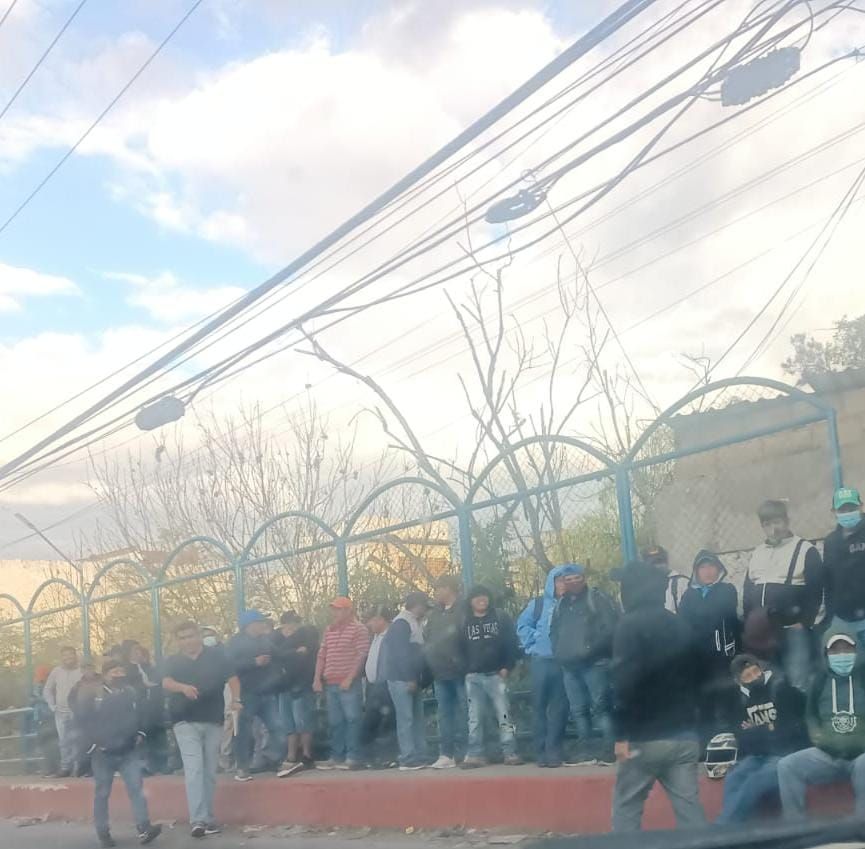 Amagan con bloqueo en Cuernavaca empleados del Sapac