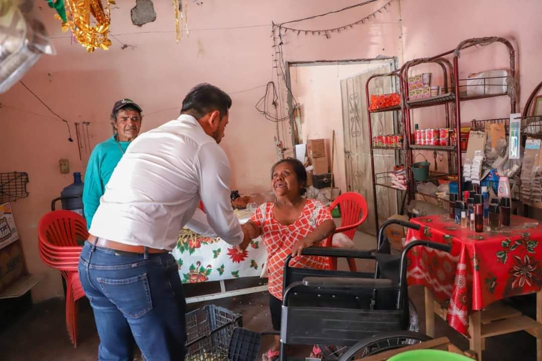 Entrega Flores Zúñiga cenas navideñas en Xochitepec