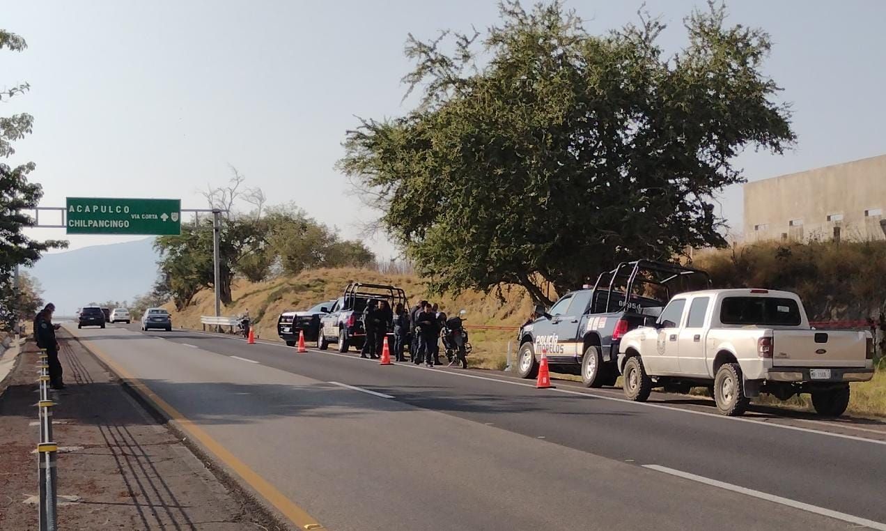 Encuentran hombre sin vida a un costado de la autopista del sol, en Morelos