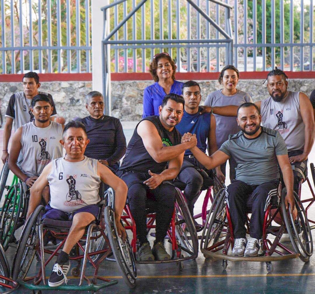 Participa Flores Zúñiga en partido de básquebol con causa
