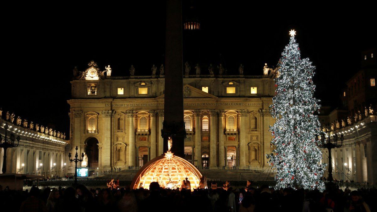 Inauguran monumental árbol de navidad en el Vaticano