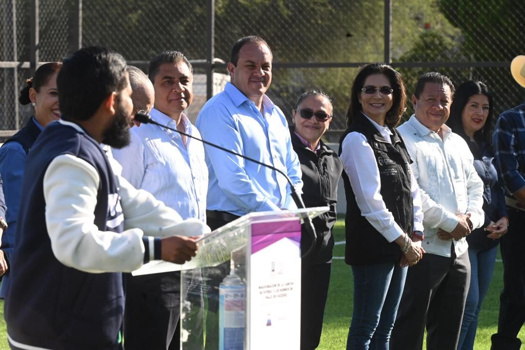 Inaugura gobernador del estado cancha en Tlaquiltenango