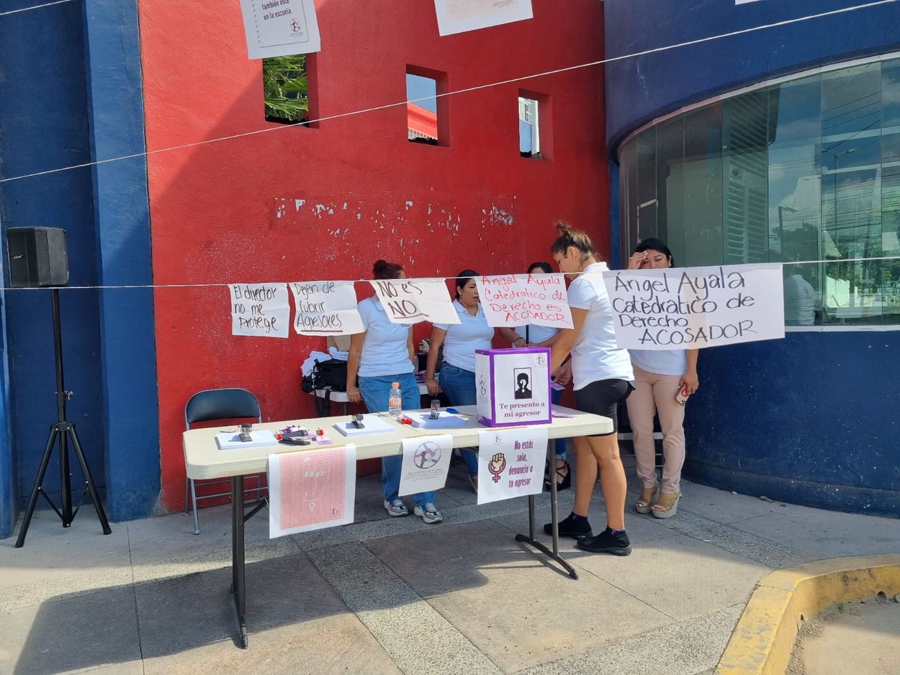 Colocan "tendedero de denuncias" por acosos en la Universidad de Guerrero