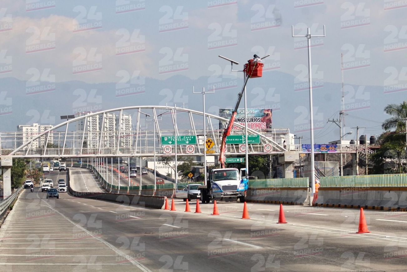 Siguen iluminando el Paso Exprés Cuernavaca