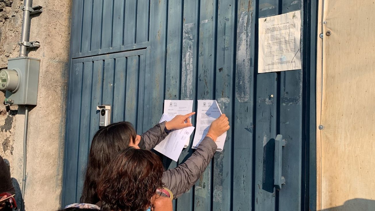 Denuncian trabajadores de la ESAF despido injustificado; protestan afuera del órgano