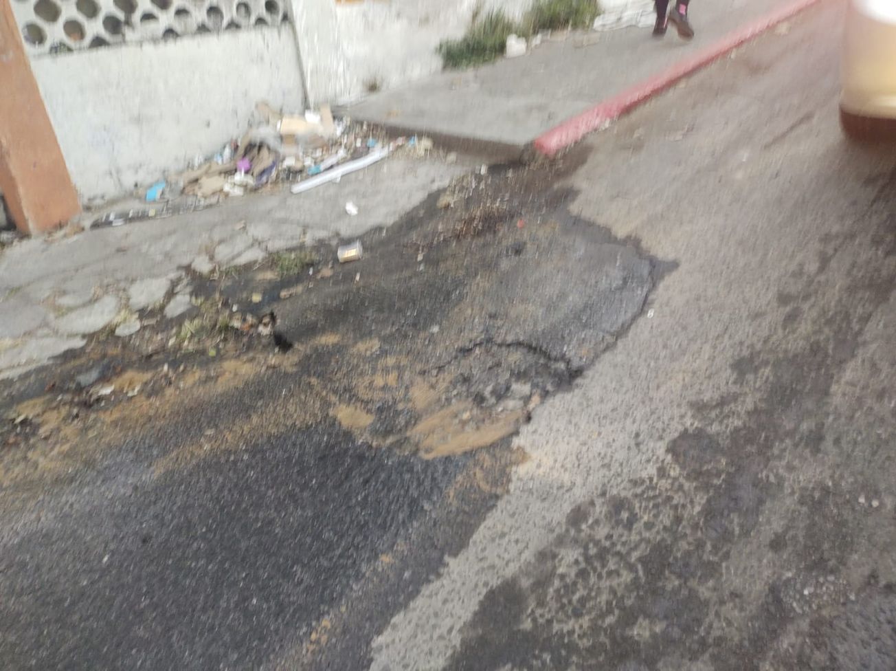 Reportan fuga de agua en Ávila Camacho en Cuernavaca