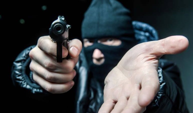 Roban casi 200 mil pesos en dos asaltos, este jueves