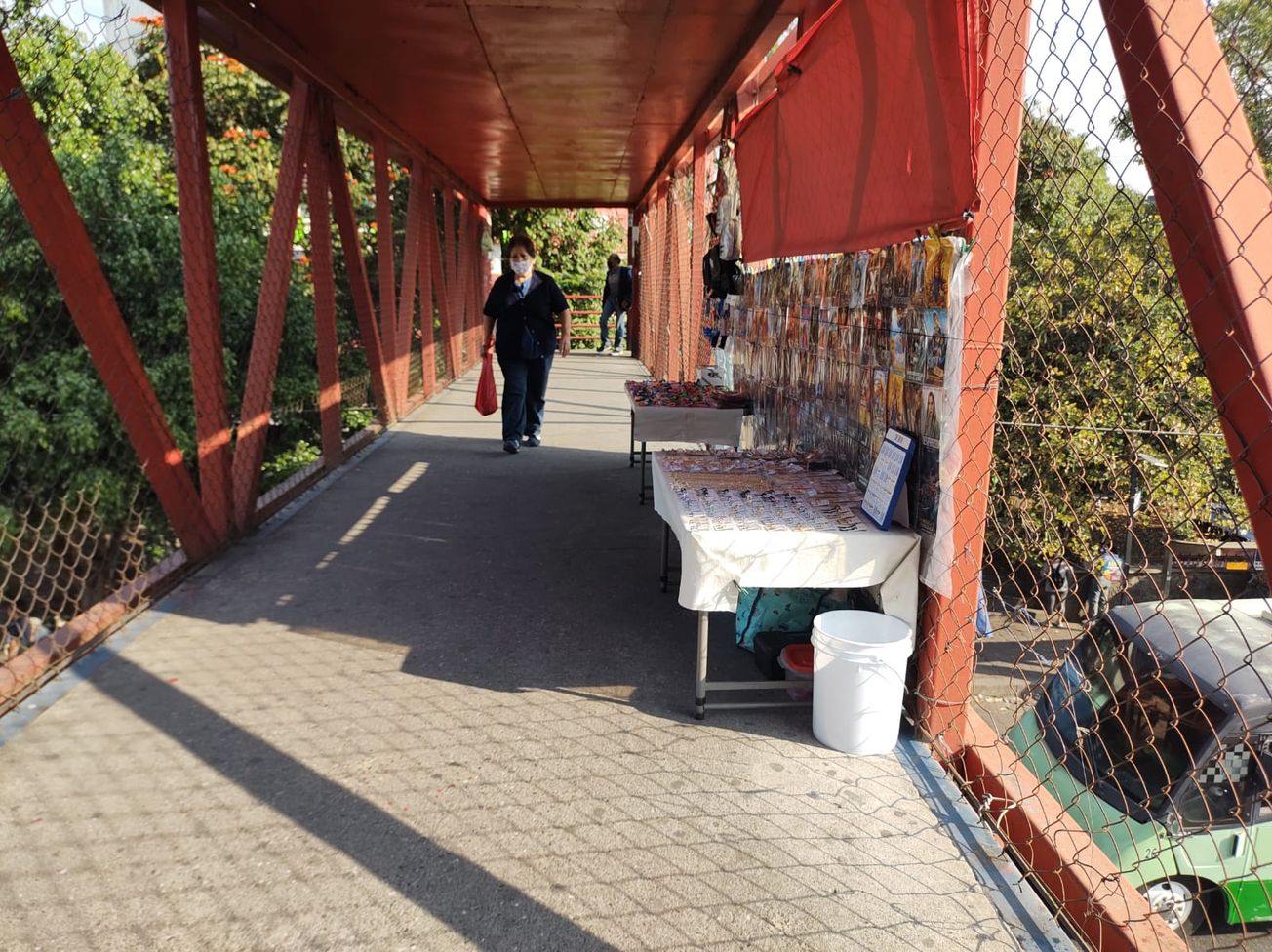 Puente peatonal de "la Luna" es centro de trabajo comerciantes ambulantes de Cuernavaca