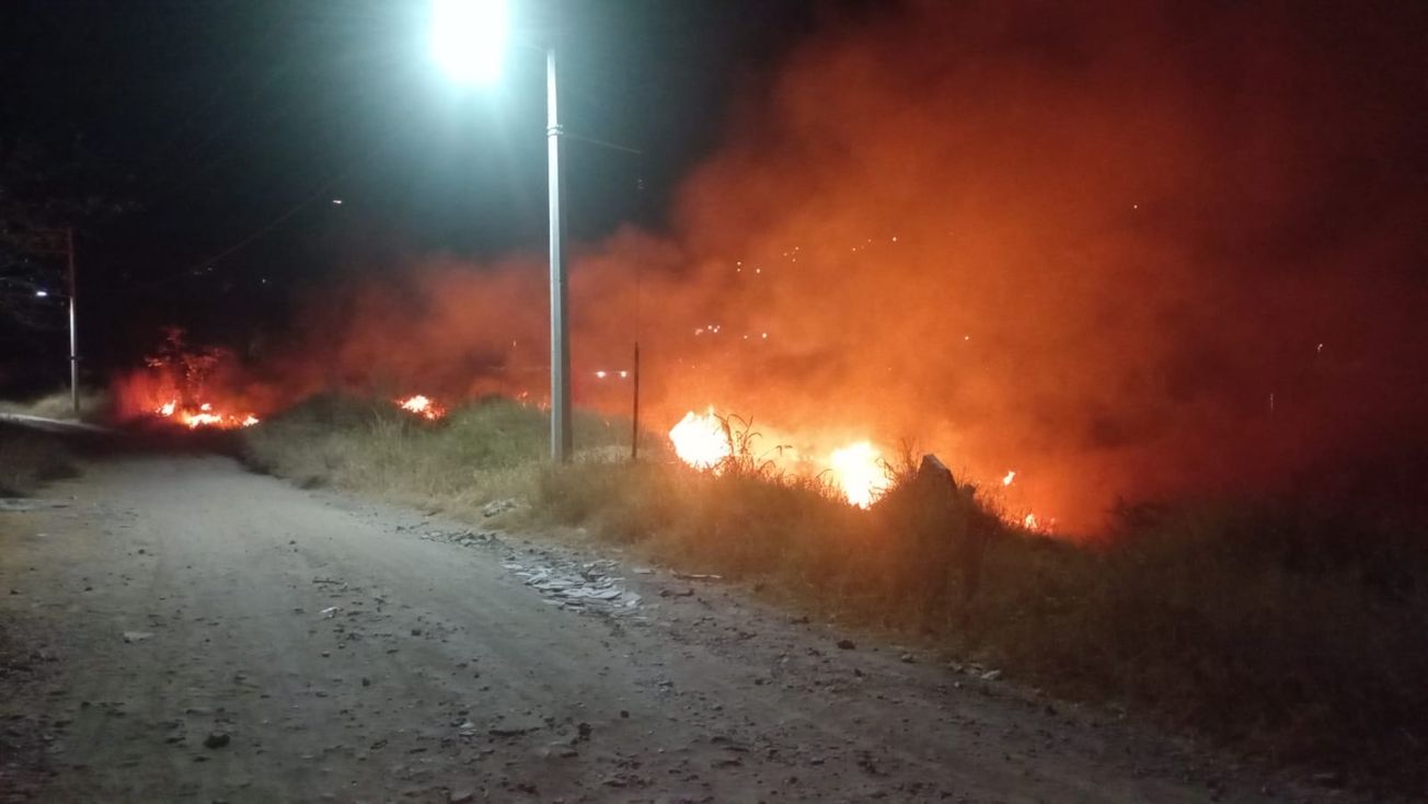 Sofocan incendio en Ahuatepec, Cuernavaca