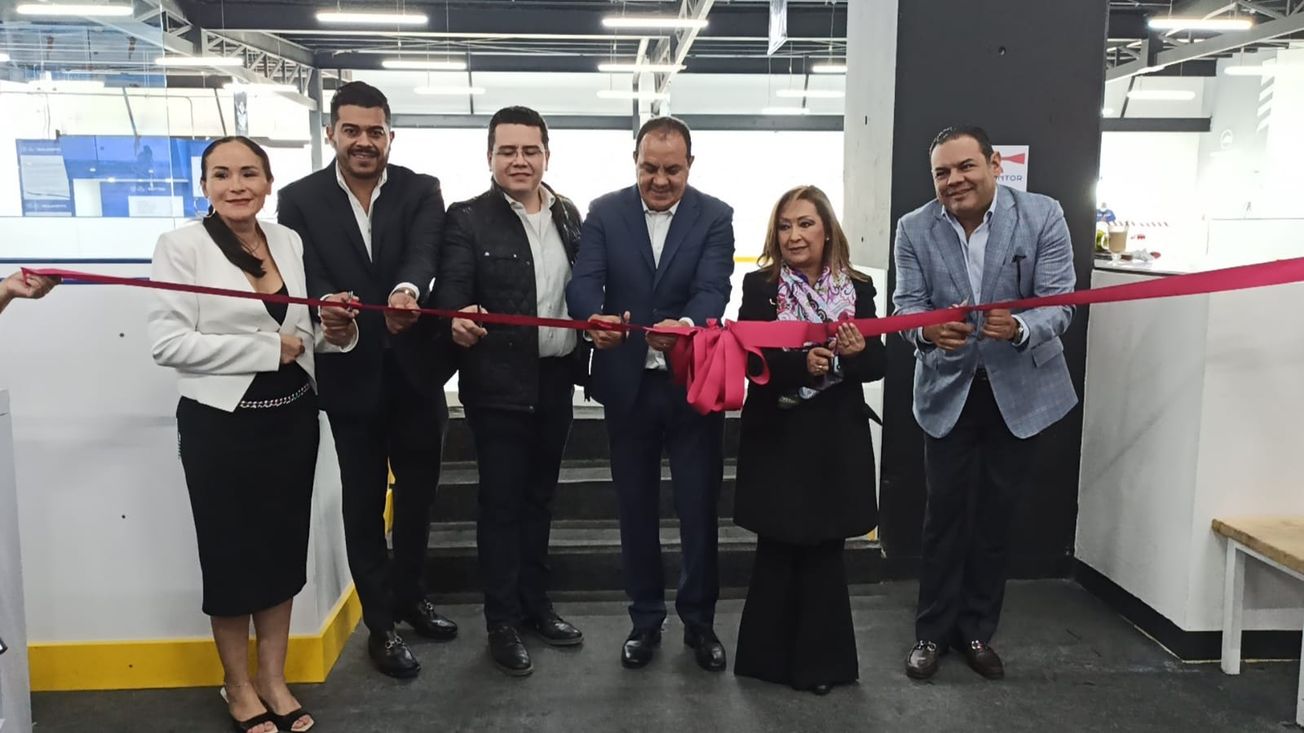 Inauguran pista de hielo