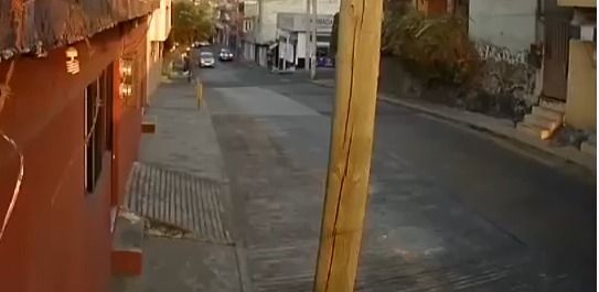 (Video) Conductor de taxi arrolla a estudiante