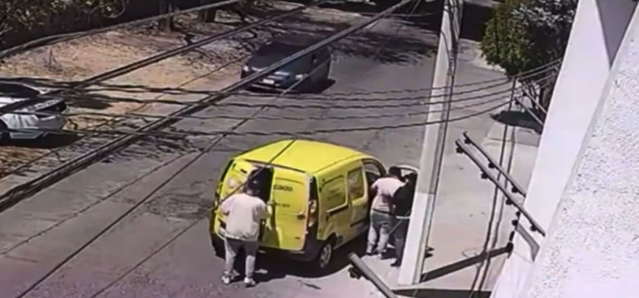 Roban camioneta con chofer dentro