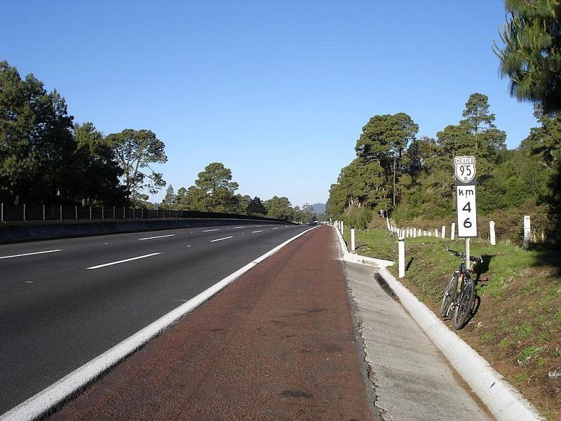 Lesionan a chofer en intento de asalto en Autopista del Sol