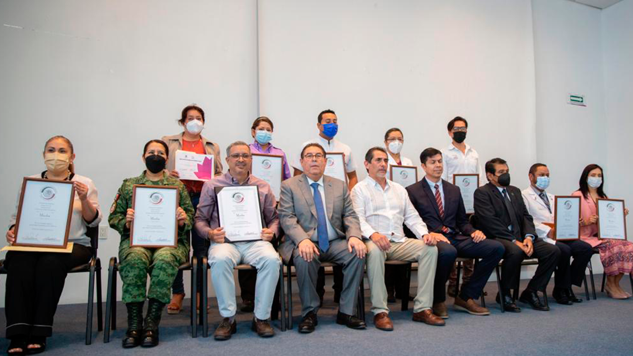 entrega de reconocimiento a personal de salud