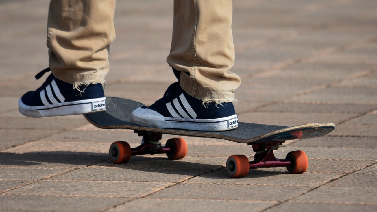 joven skate baleado