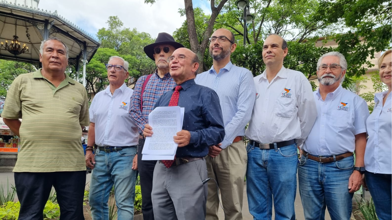 piden se reconsidere el uso de libros de texto