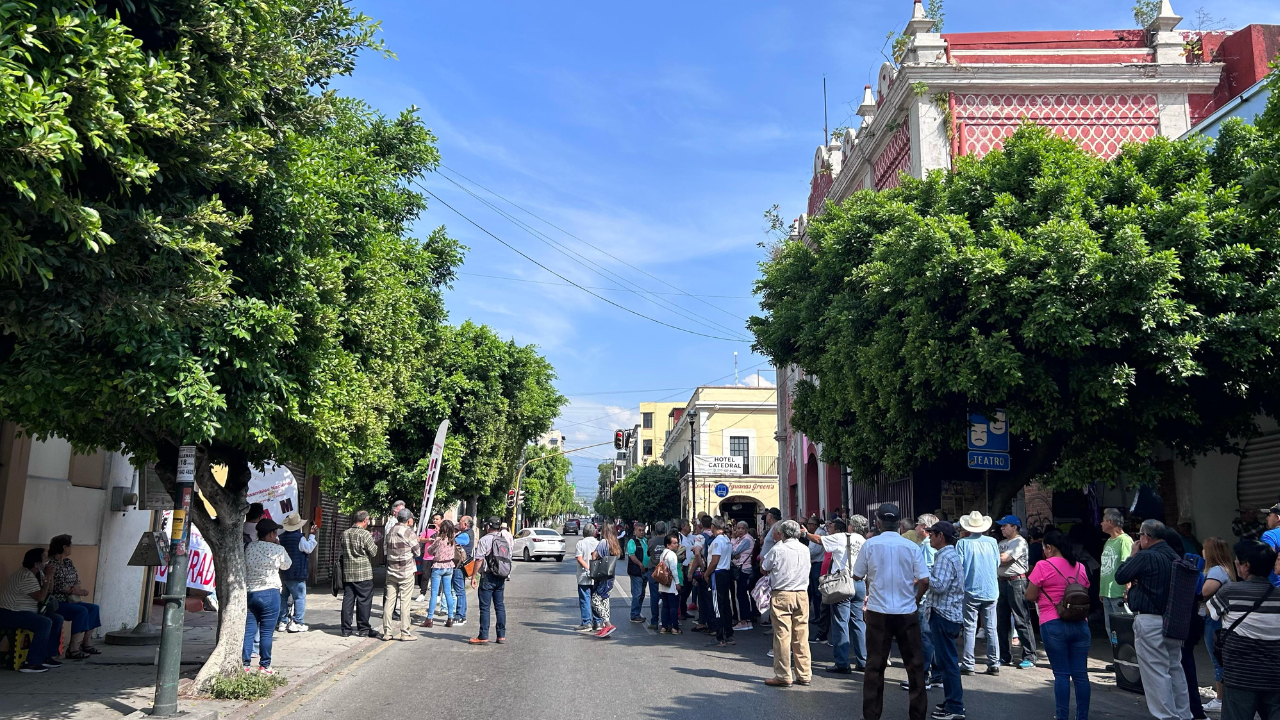 Manifestantes exigen disminución en costo de energía eléctrica en Centro de Cuernavaca