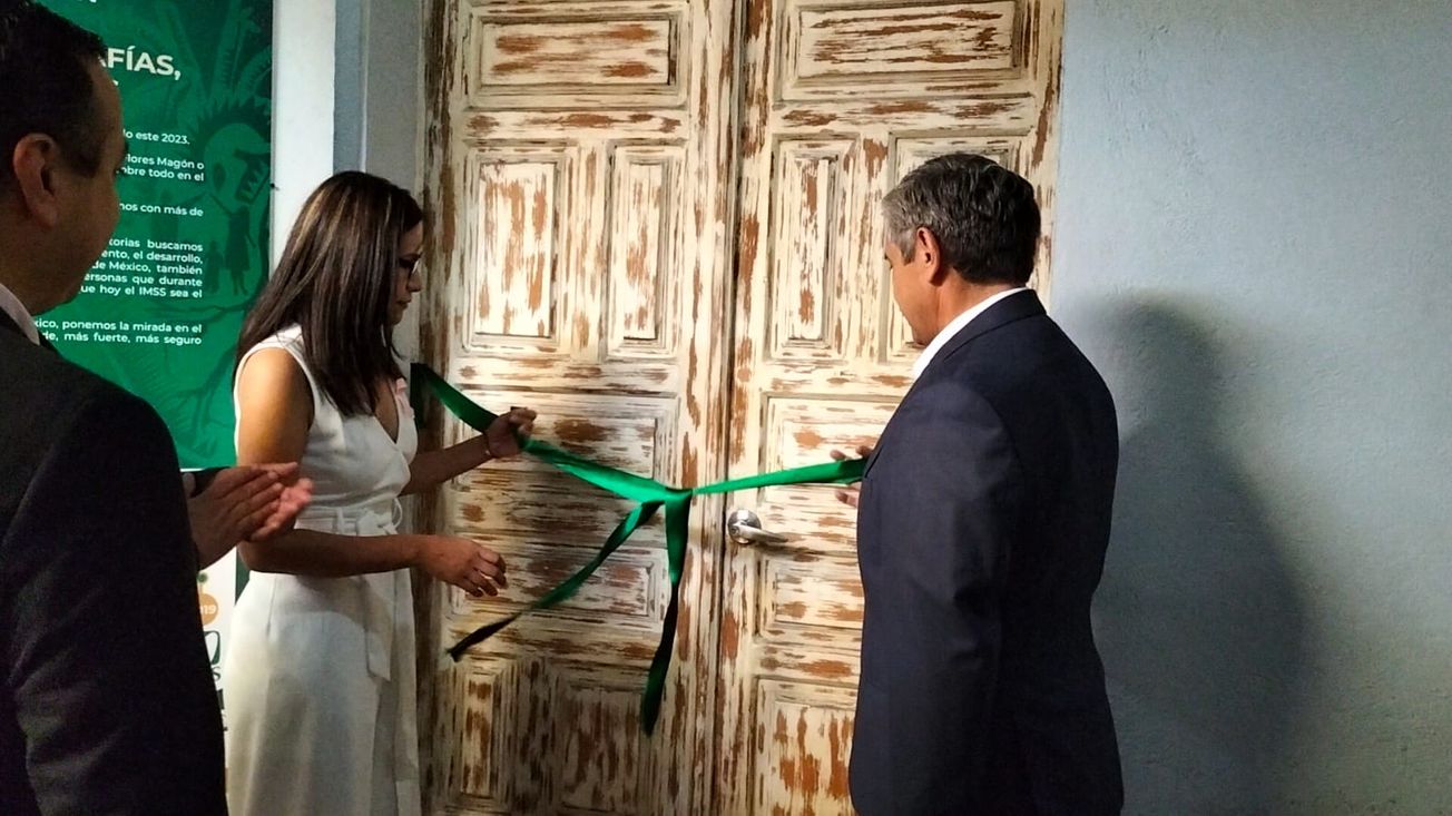 Inaguran autoridades la galería del IMSS: 80 fotografías, 80 historias