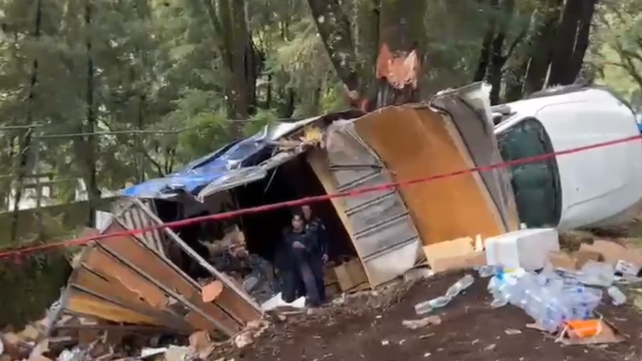(Video) Así quedó el camión que transportaba víveres para Acapulco y volcó en Huitzilac