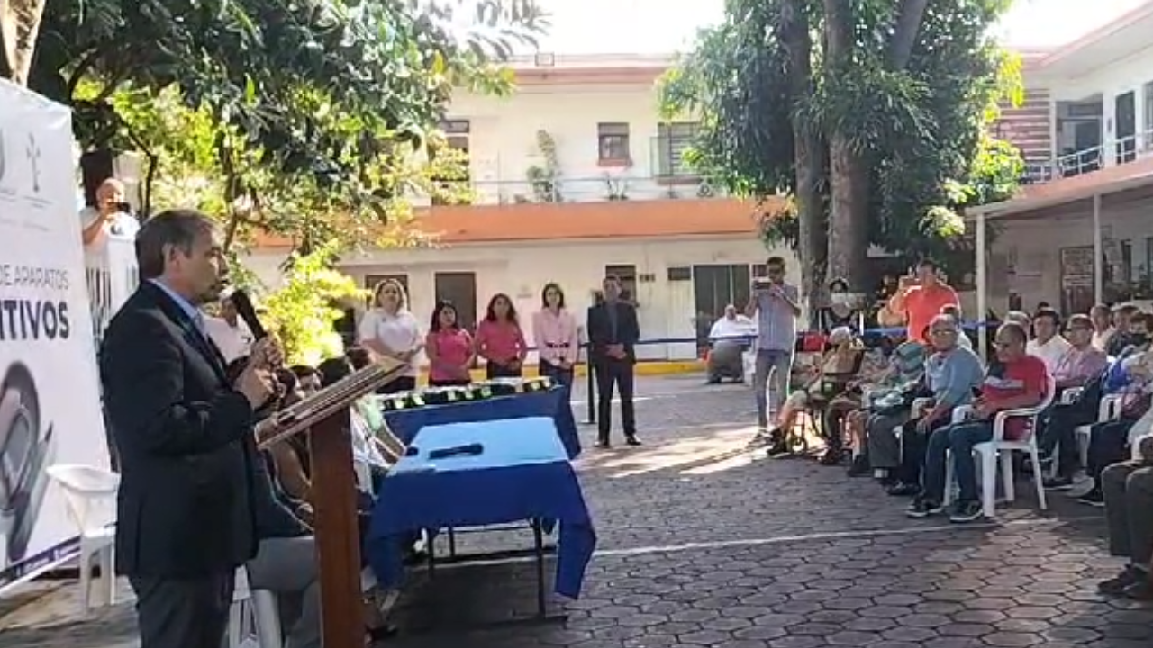 DIF y Ayuntamiento de Cuernavaca entregan 60 aparatos auditivos
