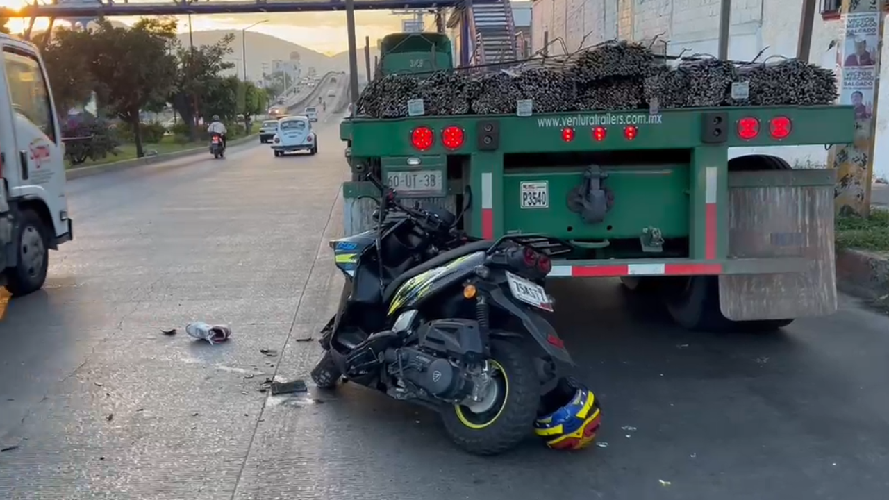 Impacto de moto contra tráiler en Boulevard Cuauhnáuac deja a un lesionado