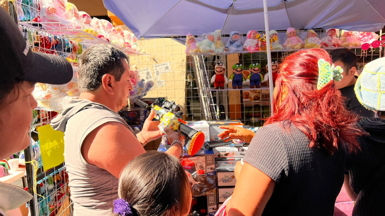 Juguetes bélicos: hasta 2 mil en el tianguis de Reyes Magos en Cuernavaca