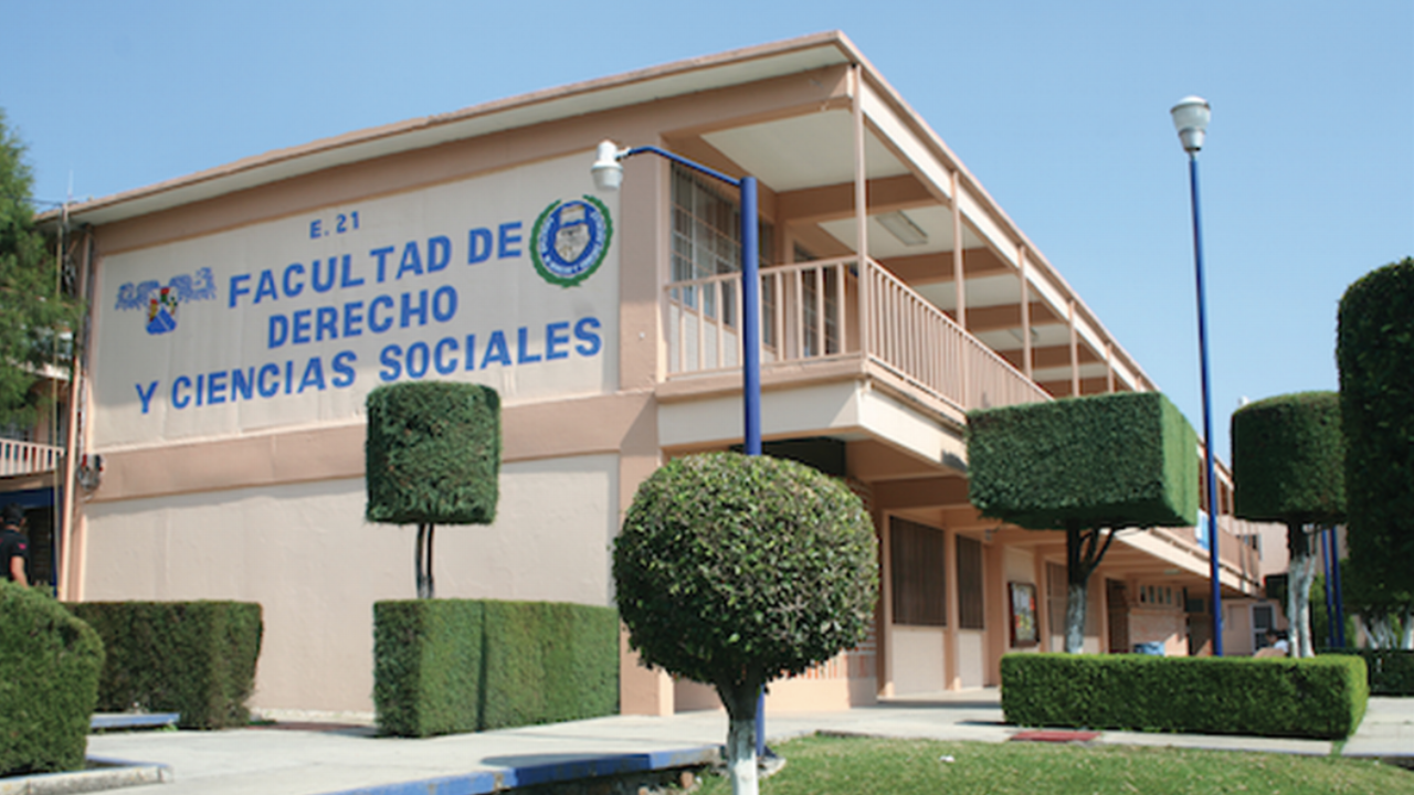 planton de estudiantes de derecho en la facultad de la uaem