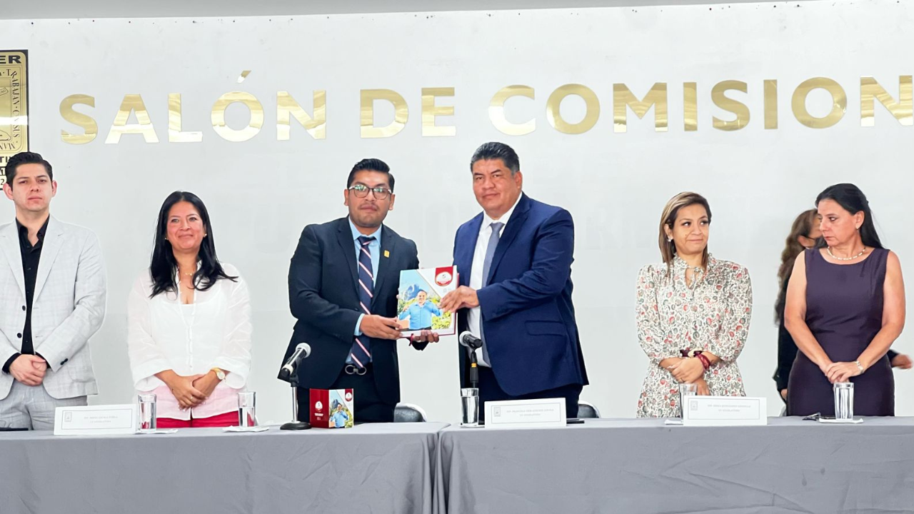 Entregan glosa de Quinto Informe de Gobierno de Cuauhtémoc Blanco
