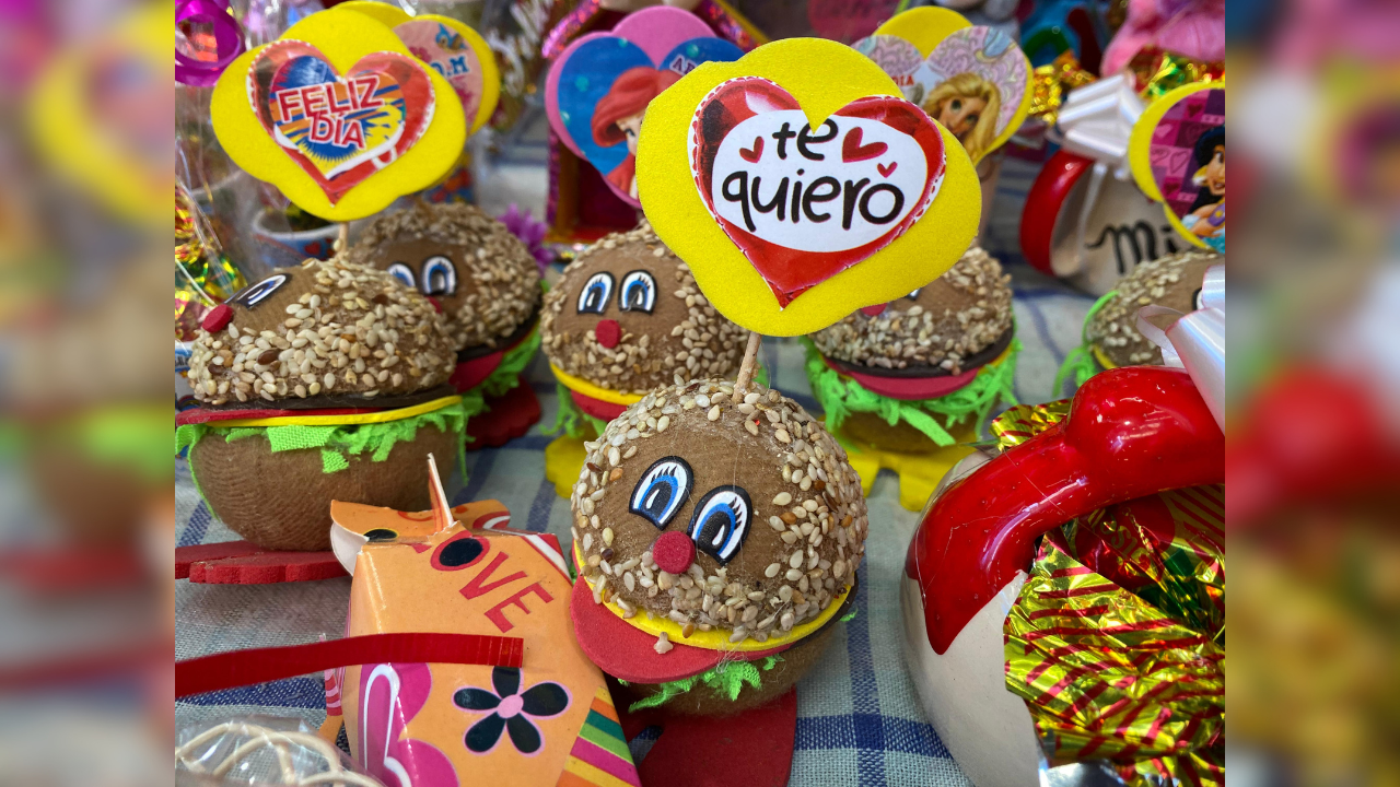 Empresarios gastan miles de pesos para surtir negocios el 14 de febrero