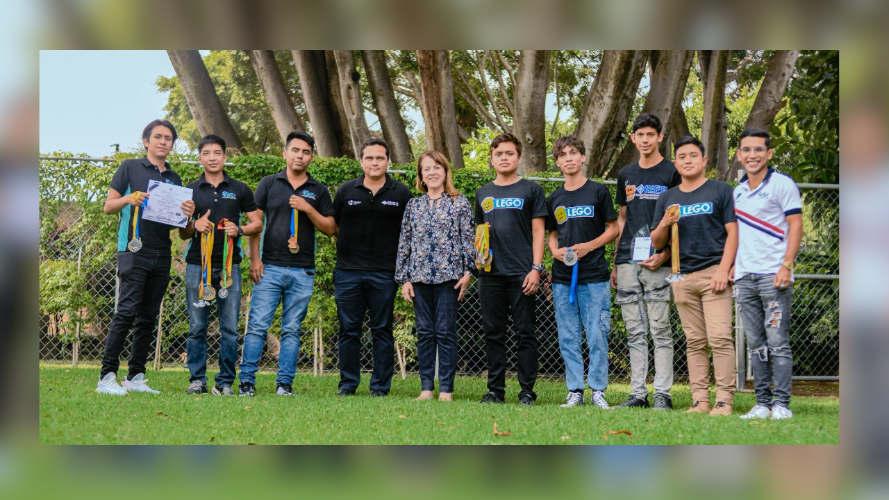 Margarita González Saravia reconoce a estudiantes morelenses que ganaron el Torneo Nacional de Robótica