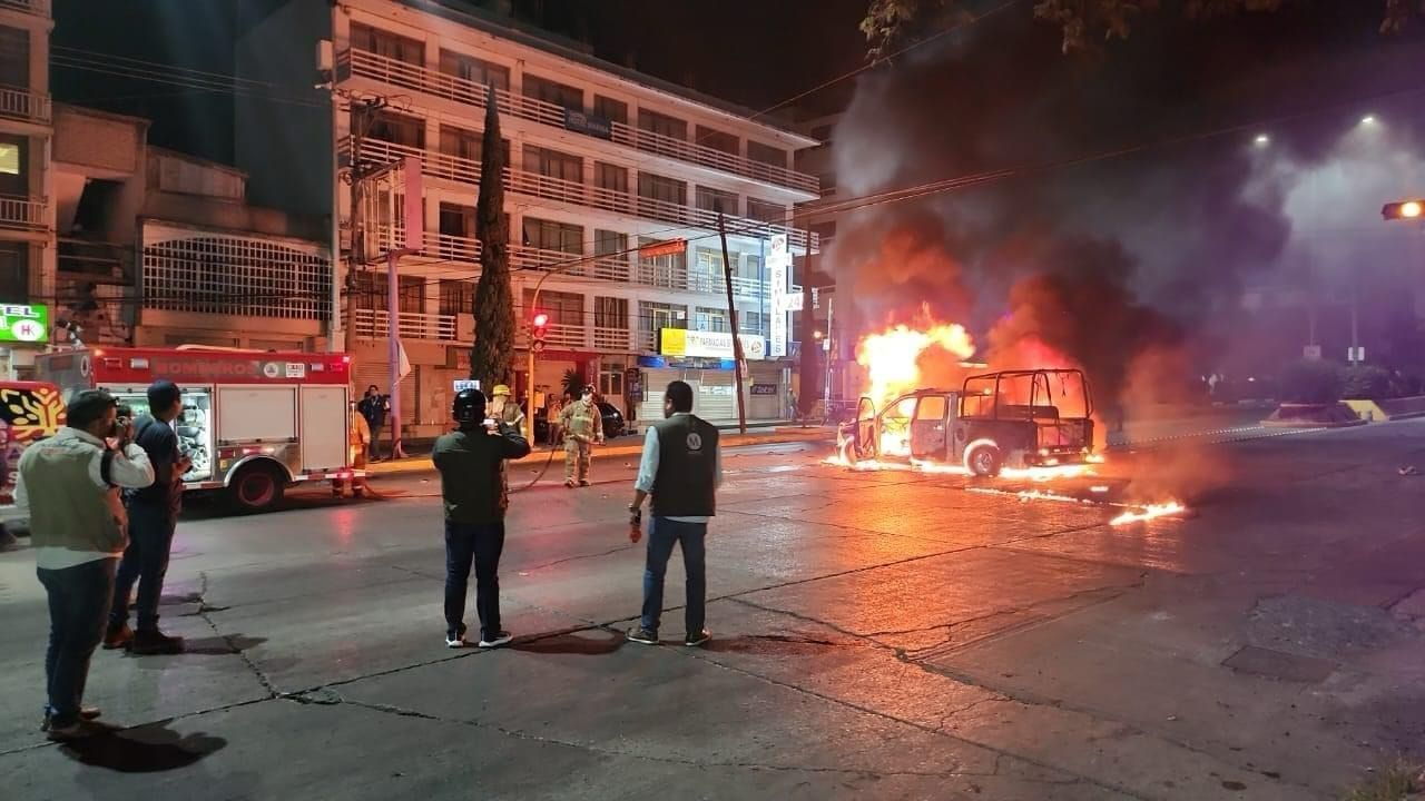 Se enfrentan normalistas de Ayotzinapa y policías esta noche en Guerrero; un estudiante perdió la vida