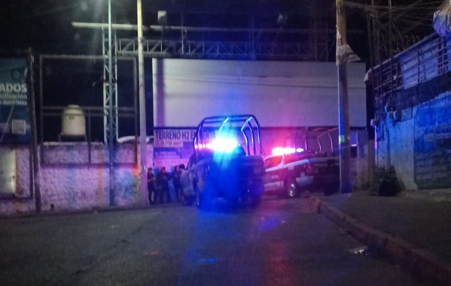 Persiguen y privan de la vida a tiros a un sujeto en el puente 2000