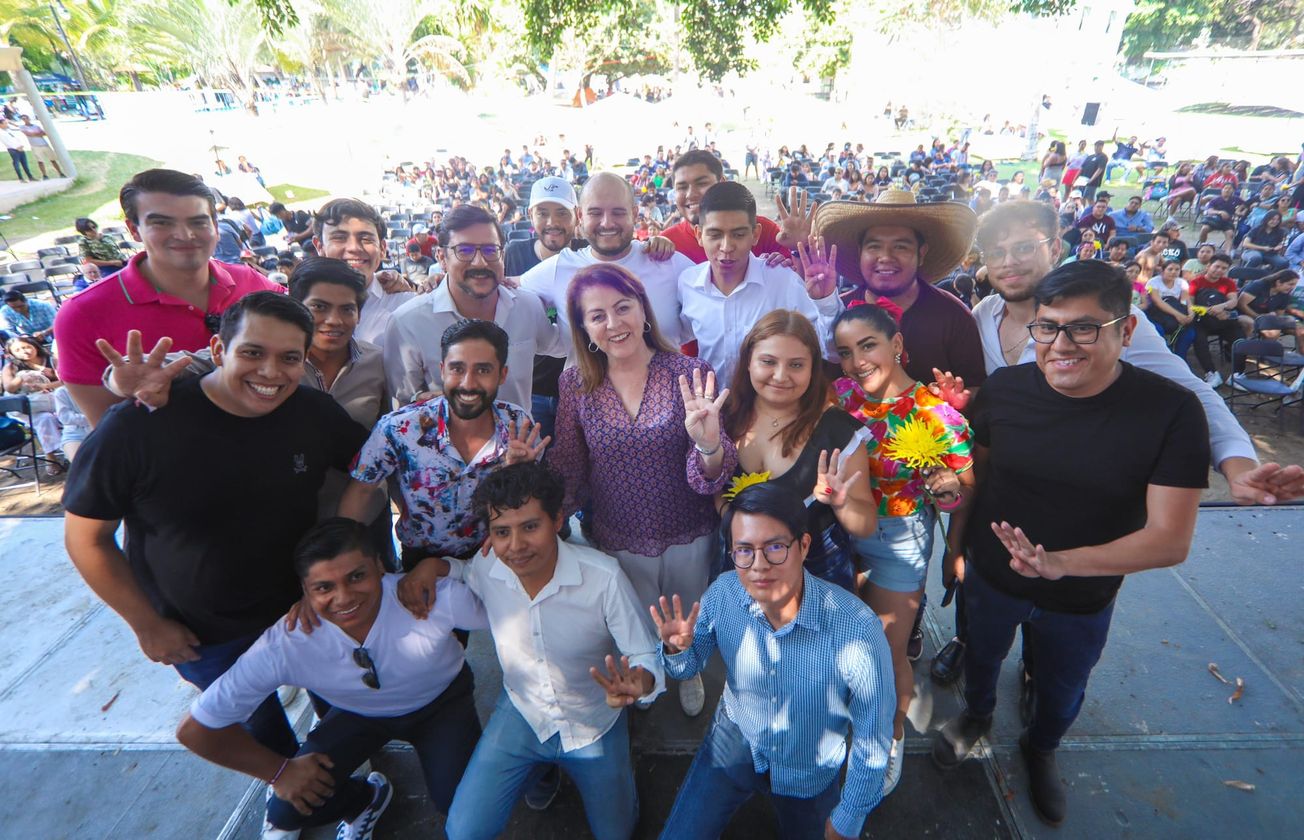 Conversa Margarita Saravia con jóvenes durante encuentro universitario en Cuautla