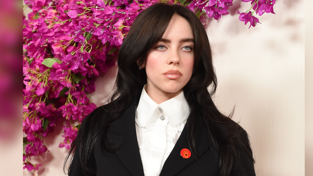 Artistas portan peculiar pin rojo en apoyo a la paz en Gaza durante los Oscar 2024