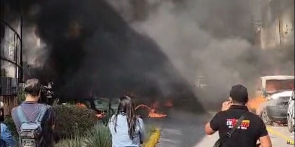 (VIDEO) Normalistas de Ayotzinapa queman Palacio de Gobierno de Guerrero