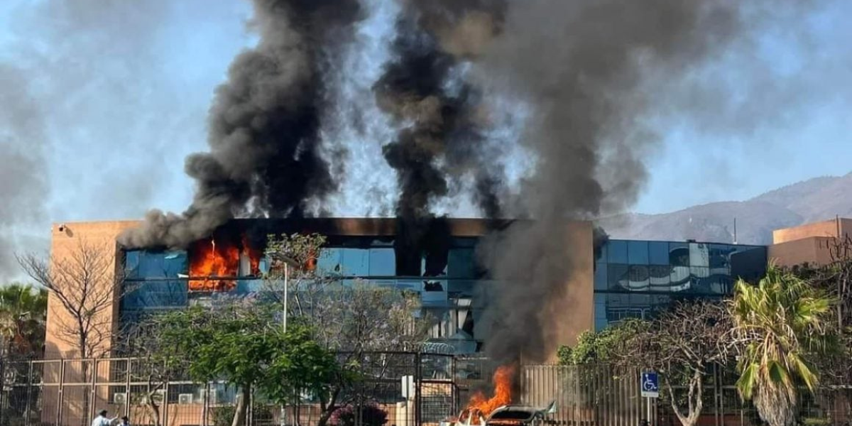 (Videos) Normalistas incendian el Palacio de Gobierno y piden destitución de funcionarios