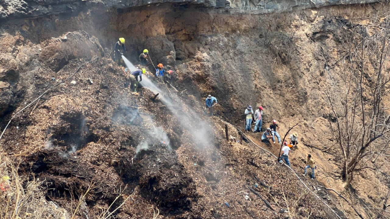 Incendio en mina de Tezontle requirió 30 pipas de agua