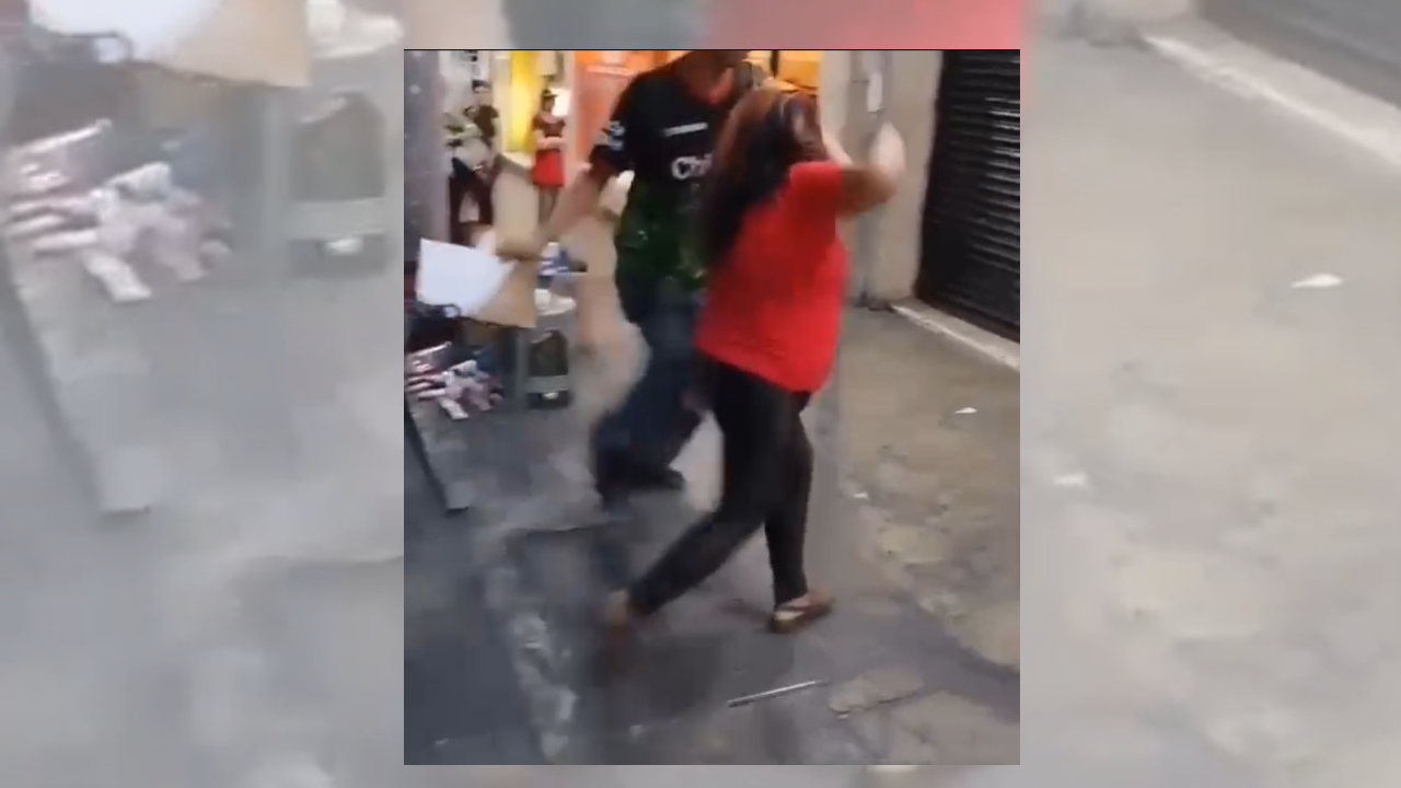 Un "chocador" intenta controlar el incidente.