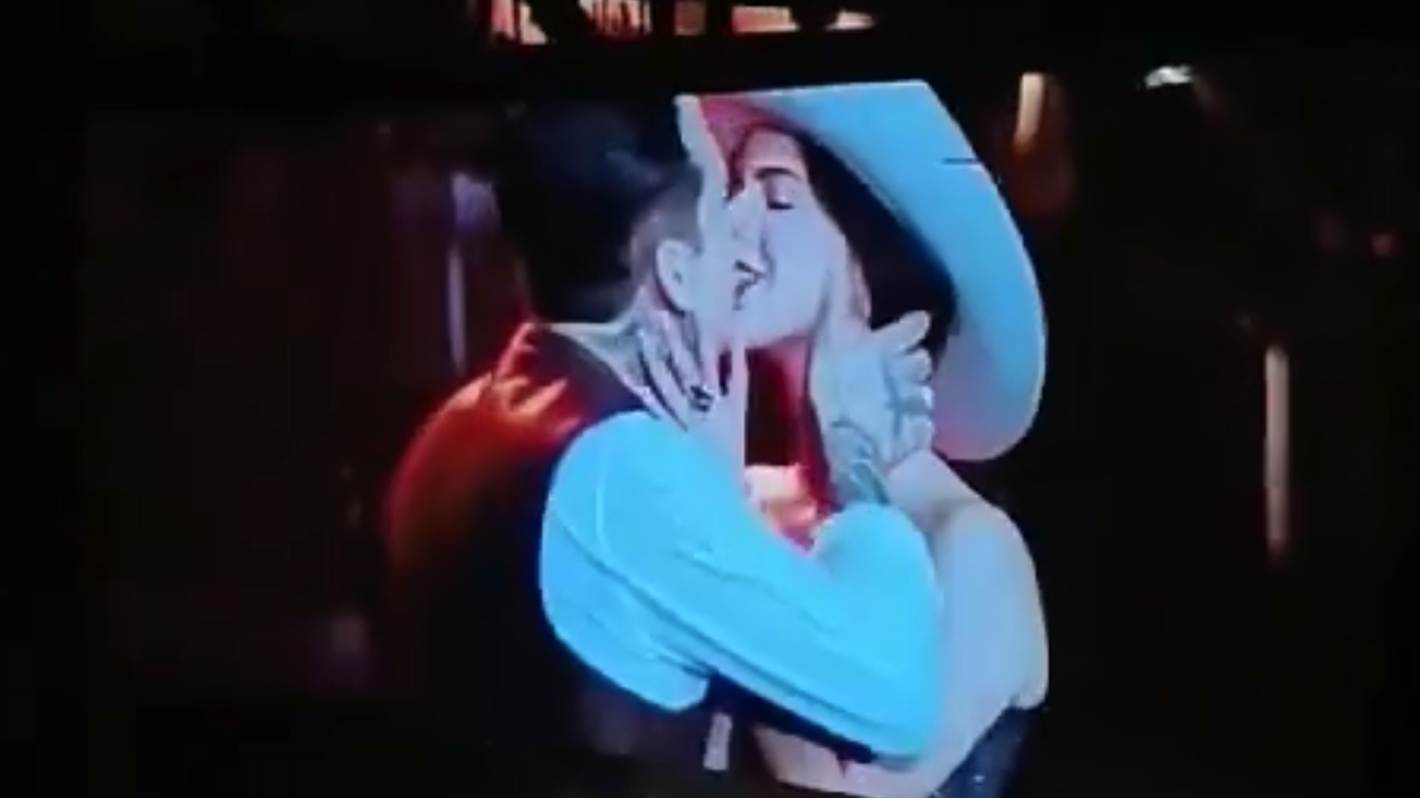 (Video) Ángela Aguilar y Christian Nodal demuestran su amor en el  Auditorio Nacional esta noche