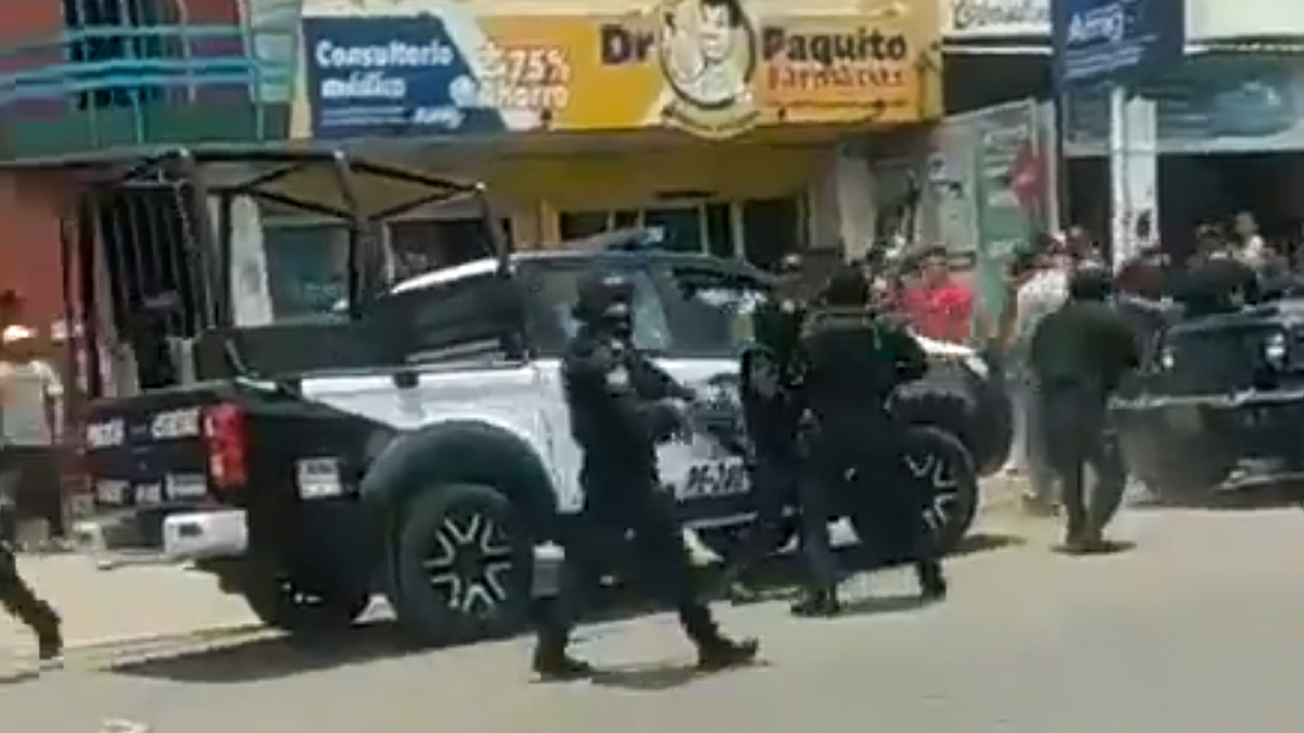 (Videos) Policías dispersan manifestantes a tiros en casilla de Oaxaca
