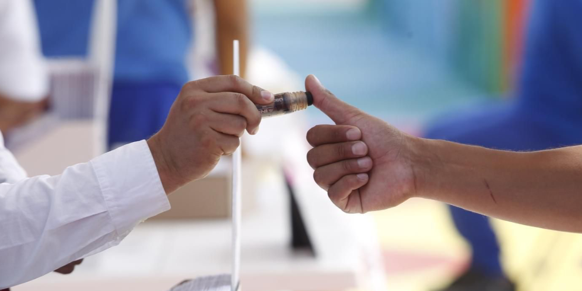 El dedo pulgar se marca con tinta indeleble luego de votar.