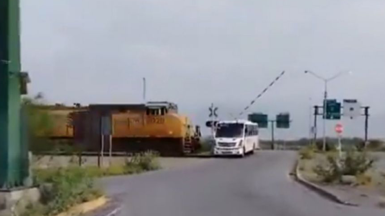 (Video)Tren embiste a camión de personal en Nuevo León