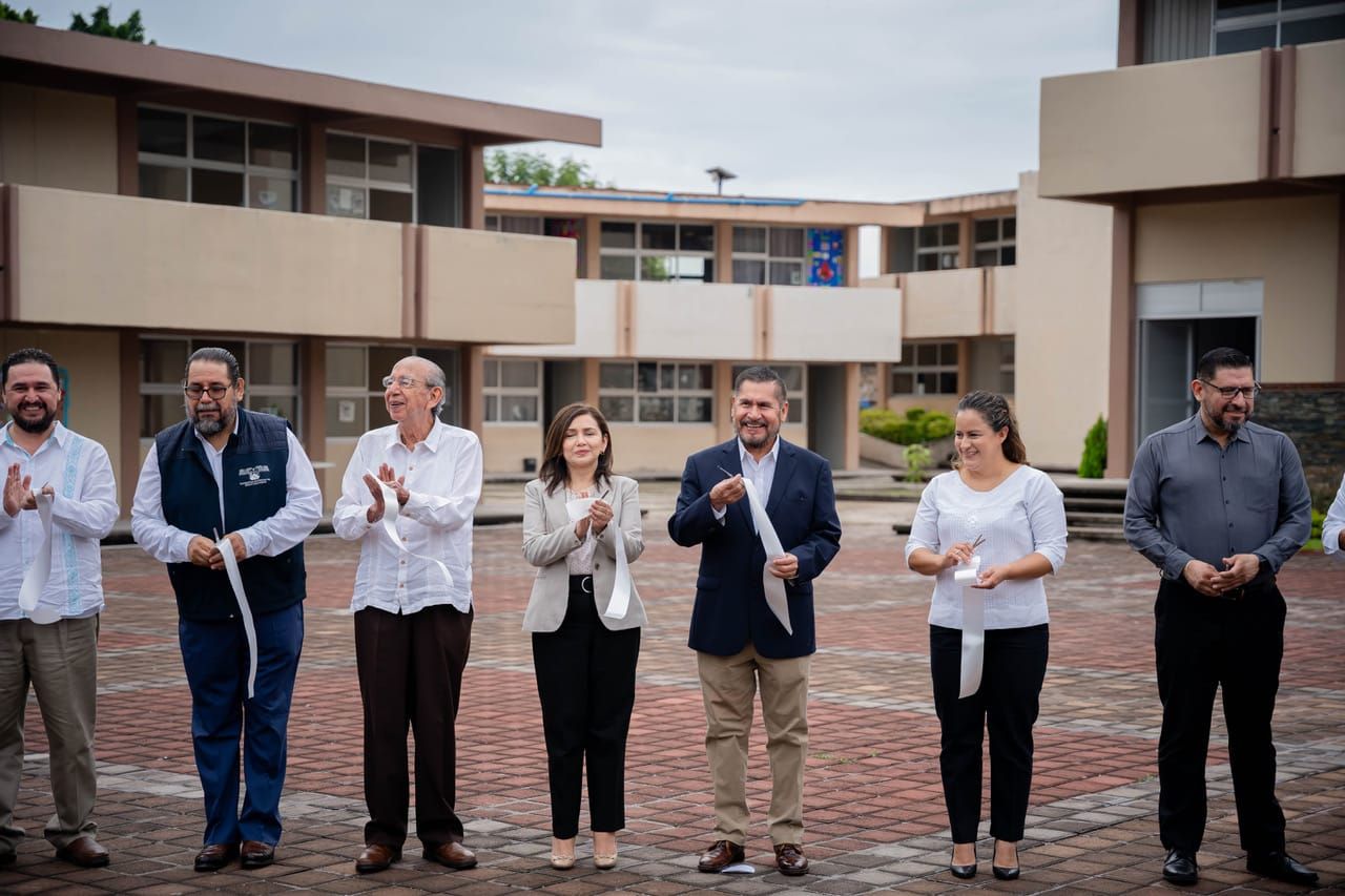 Entrega Samuel Sotelo obra de reconstrucción en Preparatoria de Puente de Ixtla